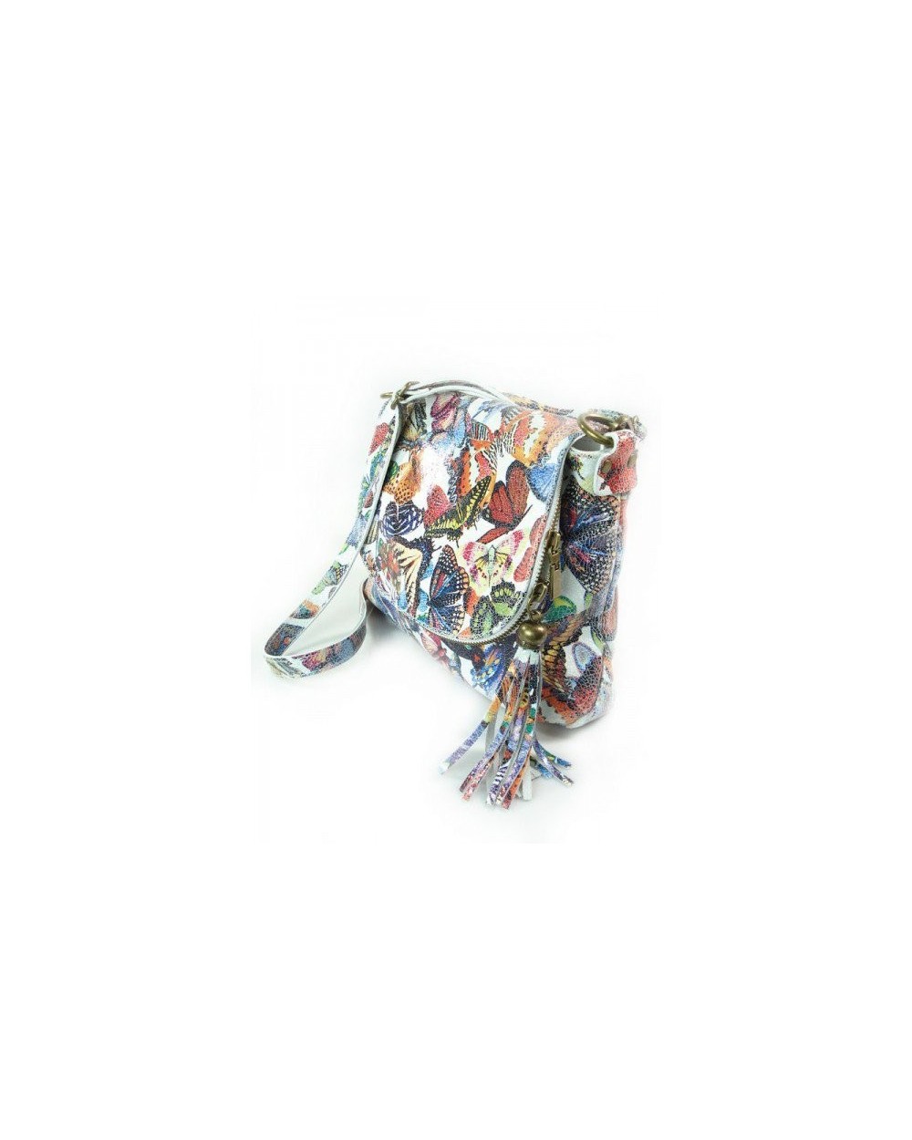  width=250 height=250 /></a></p>
<h2 style=text-align:justify;>Egzotyczna skóra nigdy nie wyjdzie z mody</h2>
<p style=text-align:justify;>Nie ma co tu dużo ukrywać, skóra zawsze była i zawsze będzie w modzie. Cała reszta może przeminąć, ale ten materiał jest uniwersalny. Nieraz widzimy na wybiegach wężowe czy krokodylowe wzory i tak jest też tym razem. U Armaniego najważniejsza jest egzotyka w połączeniu z naturalnością i elegancją. Małe torebeczki pokryte łuskami doskonale pasują zarówno do wyszukanych kreacji, jak i codziennych dżinsów. Nie wahaj się sięgać po jaskrawe odcienie czerwieni na wężowej torebce, które są wręcz klasyczną już stylizacją w połączeniu z bielą luźnej bluzki i ołówkową spódnicą. Najważniejsze jest, by egzotyczne wzory były widoczne. Nie musisz rezygnować z takich propozycji, jeśli nie lubisz skóry naturalnej tych pięknych zwierząt. Mamy dla Ciebie torebkę, której wzór przypomina do złudzenia prawdziwy, ale nie poświęcono na jego wyprodukowanie żadnego węża czy krokodyla.</p>
<p style=text-align:center;><a href=https://stylowagalanteria.com/torebki-skorzane/1546-skorzana-torebka-vera-pelle-kuferek-skora-weza.html target=_blank><img src=https://stylowagalanteria.com/19292-large_default/skorzana-torebka-vera-pelle-kuferek-skora-weza.jpg alt=