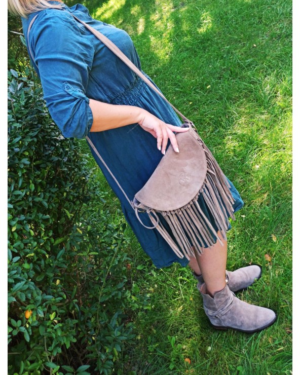 Zamszowa listonoszka z frędzlami Laura Biaggi taupe boho style