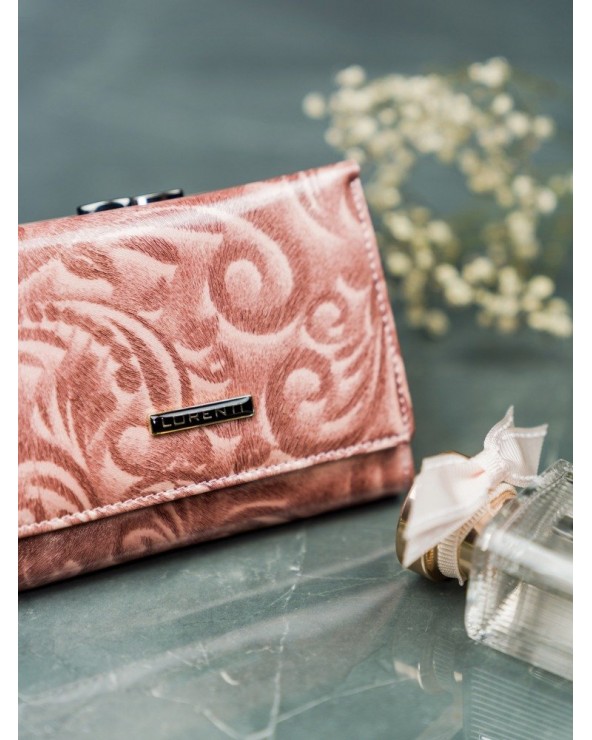 Damski portfel w ornamenty ze skóry lakierowanej Lorenti różowy