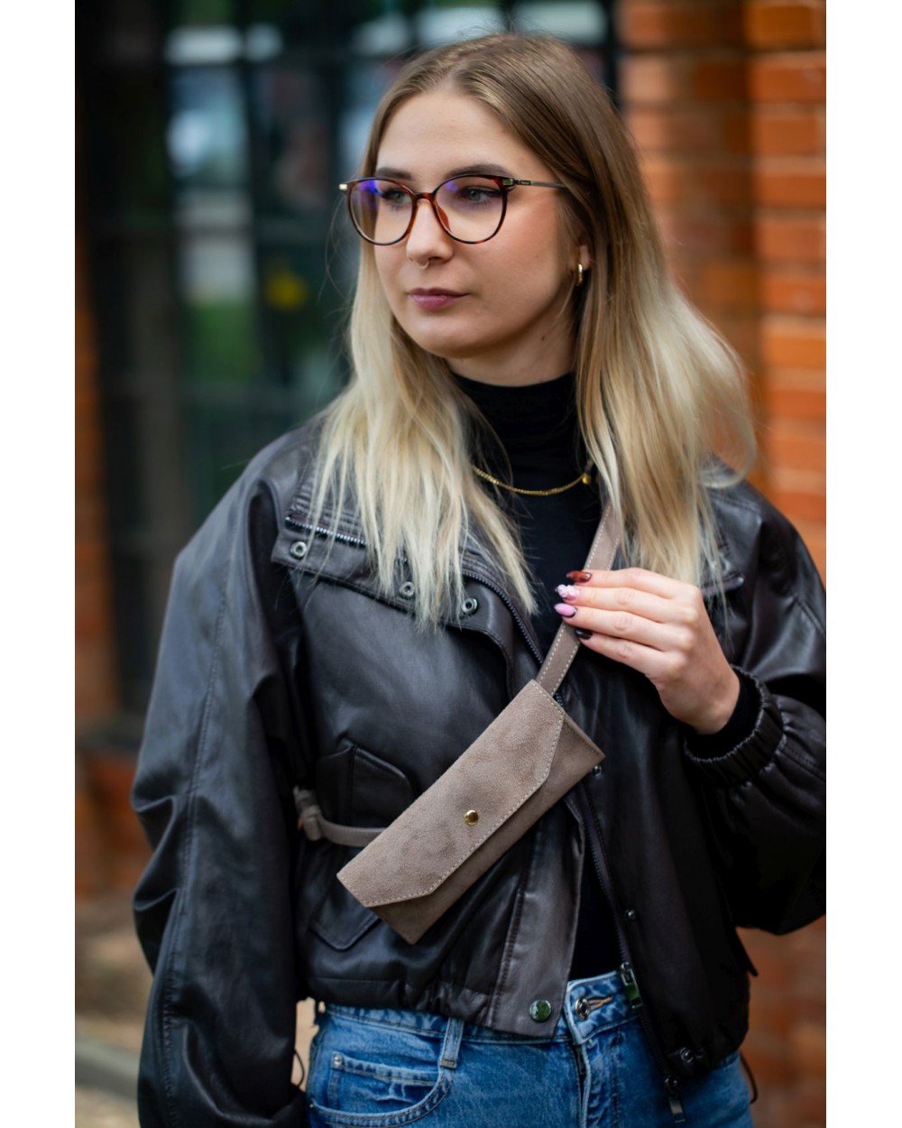 Zamszowa saszetka torebka na pasku taupe